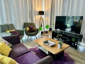 Casa moderna en el bosque y montaña