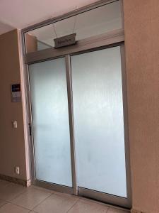 M&V Flats - Prédio Vision - 1,5 km Mané Garrincha - 500m Esplanada dos Ministérios - Vaga de garagem - Ar condicionado - Cama queen size - Piscina - Academia