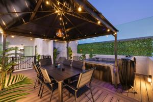 Harborside Suite 10 with Hot Tub and King Bed