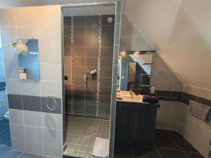 Maisons de vacances Gite confort aux portes des chateaux, jardin, terrasse, WIFI, velos, proche A85 et balades nature - FR-1-381-502 : photos des chambres