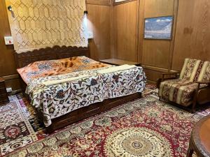 Highland Queen Houseboat