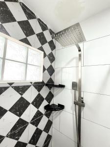 IVORY Up To 12 PAX near Clark Speedway & Aqua Planet