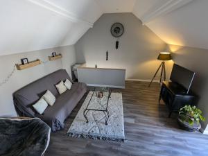 Maisons de vacances Maison de charme avec terrasse et jardin clos a Messas - FR-1-590-568 : photos des chambres