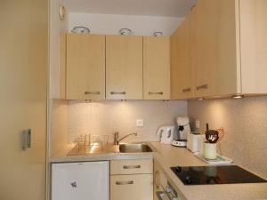 Appartements Appartement 2 pieces avec terrasse et piscine a La Londe-les-Maures - FR-1-826-7 : photos des chambres