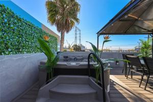 Harborside Suite 06 with Hot Tub and King Beds