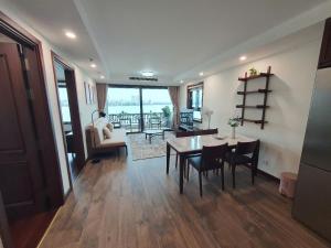 Lakeside Retreat - Tay Ho