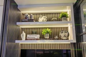 Balcony Overlooking The Iconic Venice Grand Canal with Pool & Sauna, Alexa Smart Lighting, FREE Parking, 5 mins to BGC, Fast WiFi, Emma Mattress and Pillows