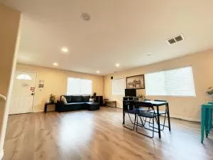 The Disney Hostel - Santa Ana - Midway City