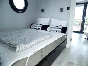 Floating freedom by the Dodekalitten