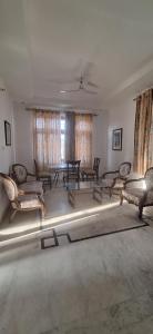 Jhalana Retret Rooms ,Farm ,Pool, Mountain view