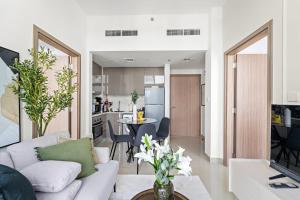 Silkhaus Vacation Homes Stylish 2BDR in Azizi Gardens with Pool & Gym