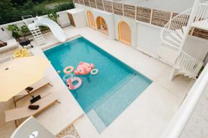 Villa Isla on the beach, by saya