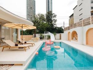 Villa Isla on the beach, by saya