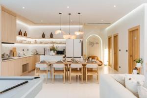 Villa Isla on the beach, by saya