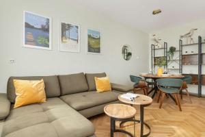 Jasny Apartament z Pięknym Widokiem na Miasto by Noclegi Renters