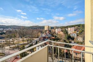 Słoneczny Apartament z Pięknym Widokiem, Balkon & Parking by Noclegi Renters