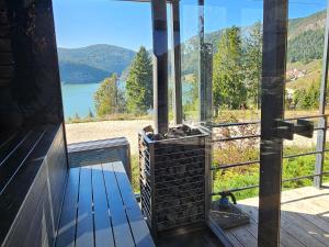 Lakeforest Dedinky Wellness Chata privát jacuzzi aj sauna, výhľad na jazero