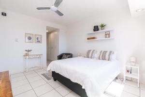 Sea Point, Secure, Modern 1 Bedroom Apartment