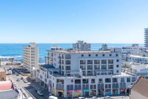Sea Point, Secure, Modern 1 Bedroom Apartment