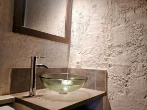 Appartements Gite Le Provence Spacieux 100m2 - Piscine Jacuzzi Prive Parking Jardin 33 hectares : photos des chambres