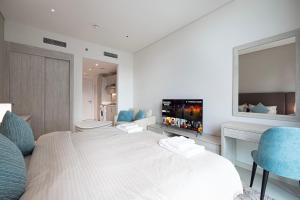 Seven Palm Hotel & Apartments - Pool & Beach Access