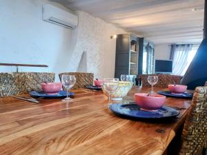 Appartements Gite Le Provence Spacieux 100m2 - Piscine Jacuzzi Prive Parking Jardin 33 hectares : photos des chambres