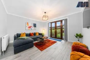 Cosy 2-Bed House I Easy Edinburgh Access I Sleeps 4 - Whitburn