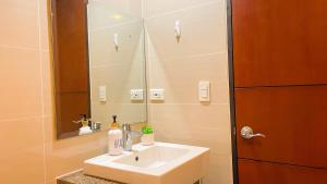 Luxury BGC Condo, Steps to Uptown Mall #oursw31i