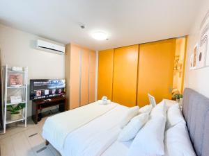 Luxury BGC Condo, Steps to Uptown Mall #oursw31i