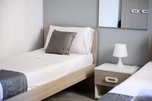 F9 Room 2, Private Room two single beds shared bathroom in shared Flat