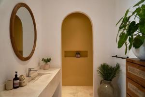 1BR villa with office and pool in central Pererenan