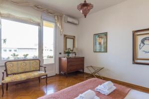 Wonderful terrace over Ponte Vecchio with elevator