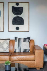 16 On Bree stunning 1-Bed perfectly Located