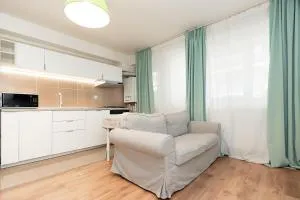 The Shiny Apple - Dobroeşti