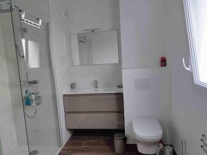 T2 centre ville Anglet dernier étage parking en sous-sol WIFI smart TV serviettes et draps inclus