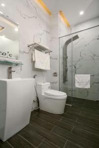 My Suites Da Nang Bed and Bath