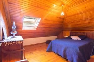 Cottage with Pool,Gourmet BBQ,Wood Oven&Games Barn