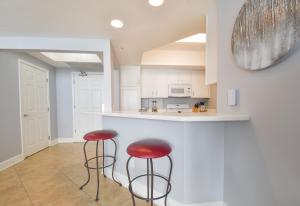 Silver Beach Towers E702