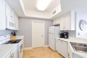 Silver Beach Towers E702