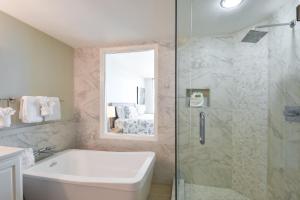 Silver Beach Towers E1604