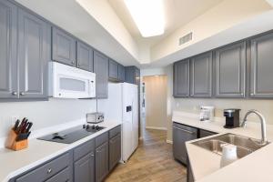 Silver Beach Towers W703