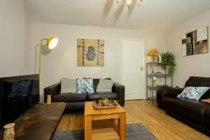 Charming and Cosy Home- Sleeps 4, Free Parking, Private Patio - Steps from Warwick Castle & Town! Perfect for Workstations, Races and Cotswolds Getaways! Book Now - Shrewley