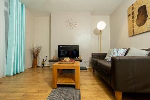 Charming and Cosy Home- Sleeps 4, Free Parking, Private Patio - Steps from Warwick Castle & Town! Perfect for Workstations, Races and Cotswolds Getaways! Book Now