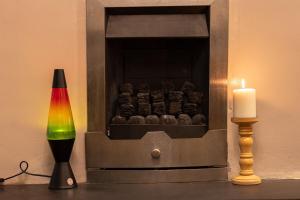 Charming and Cosy Home- Sleeps 4, Free Parking, Private Patio - Steps from Warwick Castle & Town! Perfect for Workstations, Races and Cotswolds Getaways! Book Now