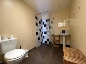 Appartements Apt duplex ou plain pied tout confort plein centre ville Bayeux proche commerces, restaurants, avec terrasse privative ou jardin commun amenage clos, parking gratuit a proximite, proche plages du debarquement : Appartement « Colonial »