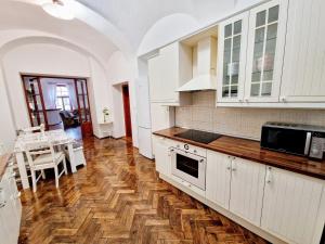 Marina Old Town Apartment with 1 free parking offsite