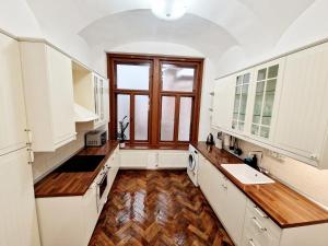 Marina Old Town Apartment with 1 free parking offsite