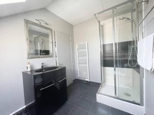 Appartements Apt duplex ou plain pied tout confort plein centre ville Bayeux proche commerces, restaurants, avec terrasse privative ou jardin commun amenage clos, parking gratuit a proximite, proche plages du debarquement : Appartement Pouchkine