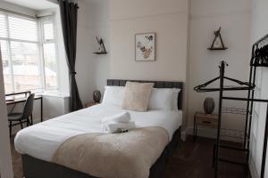 Large 4 Bed Home - Fast Wifi, Smart TVs & Free Parking - Near A66