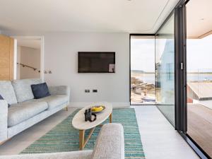 4 Bed in Appledore 56012